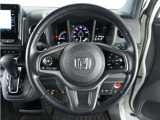 【Honda SENSING】 カメラ等装置で精度の高い検知能力を発揮、安全運転を支援します。ステアリング上のコントローラーに注目!