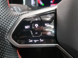◆クルーズコントロールにレーダーセンサーを組み合わせ、先行車を測定し設定されたスピードを上限に自動で加減速を行います。一定の車間距離を維持することで、長距離走行でのドライバーの疲労を低減させます。