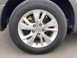 純正アルミホイールです。足元が引き立つので、車全体のイメージがアップしますよ!