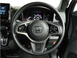 【Honda SENSING】 カメラ等装置で精度の高い検知能力を発揮、安全運転を支援します。ステアリング上のコントローラーに注目!