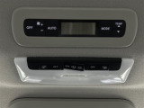 【 後席エアコン 】後席にもエアコンがついておりますので、車内全体を快適な温度に調節いただけます。