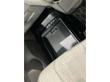 助手席アンダートレイ付。車検証の収納や、雨の日ようにシューズ収納など幅広い収納に使用できます!助手席下の収納なので、車内スペースも広く維持できます!