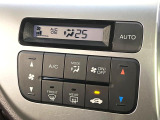 【オートエアコン】一度お好みの温度に設定すれば、車内の温度を検知し風量や温度を自動で調整。暑い…寒い…と何度もスイッチ操作をする必要はありません。快適な車内空間には必須の機能ですね♪