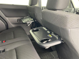 【シートバックテーブル】後席に、収納できるテーブルがついています!ドリンクホルダー付きで、ドリンクがこぼれる心配がなく、快適に過ごすことができます!