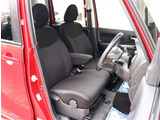 お車選びをお楽しみ頂けるよう、在庫車の展示スペースを十分に確保しております。