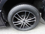 Aftermarketアルミホイール付き。タイヤ装着サイズは「205/60R16」です。