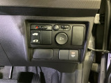 左側電動スライドドアは運転席からでも操作ができます。電動格納付きパワーミラーの操作スイッチがついています。左右のサイドミラーの角度調節も微調整ができて便利です。