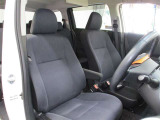 運転席側からの前席ビューです。内装色はブラック系ですので汚れも目立ちにくいです♪