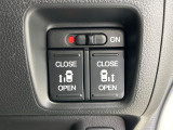 【両側パワースライドドア】スマートキーや運転席のスイッチで後席両側スライドドアの開閉が可能♪電動だから力を入れてドアを開ける必要が無く、小さなお子様でも簡単に開け閉めでき快適です♪