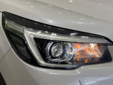 【LEDヘッドライト】悪天候や夜間走行時も良好な視界を確保し安心して運転できる高輝度LEDヘッドライトを装備!点灯速度が早く、消費電力も抑えられています。