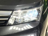 【LEDヘッドライト】悪天候や夜間走行時も良好な視界を確保し安心して運転できる高輝度LEDヘッドライトを装備!点灯速度が早く、消費電力も抑えられています。