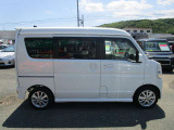 左右スライドドアで狭い場所での乗車も楽です!