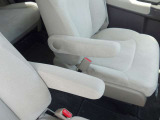 運転席と助手席の間には折りたたみ式のアームレストを備えております。使用しないときは収納しておけますので、運転の邪魔になる心配もありません!