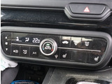 お車選びをお楽しみ頂けるよう、在庫車の展示スペースを十分に確保しております。