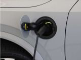 専用コードを接続するだけで簡単に充電が行えます。プラグインハイブリッドモデルRecharge PHEV T8 AWDは、走行中の充電のほか、自宅などに設置された充電機器からの充電が可能です。