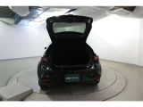 こちらはバックドアを上げた状態です。シートを倒せば荷室のスペースが広くなります!用途に合わせて快適な室内空間を!