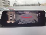 360度ビューモニター付きです。狭い場所での駐車、狭い道でのすれ違い、T字路への進入時などで確認したいエリアの状況が直感的に把握しやすく、より的確な運転操作に役立ちます。