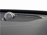 【Bowers&Wilkins】世界のオーディオファン垂涎のプレミアムサウンドシステムを搭載。コンサートホールのベストポジションに相当する音場空間を忠実に再現。乗る人すべてに驚きの音響体験を提供します