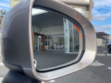 リアバンパーに内蔵されたミリ波レーダーにより、後方から接近する車の存在を知らせるBLISに、インジケーター点灯中に車線変更などした場合に、ステアリングを自動修正するステアリングアシスト機能が付きます。