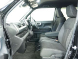 運転席と助手席は足元が繋がっているので自由に行き来しやすいので駐車場が狭いときでも助手席側からスムーズに乗り降りできて便利!