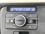 【オートエアコン】一度お好みの温度に設定すれば、車内の温度を検知し風量や温度を自動で調整。暑い…寒い…と何度もスイッチ操作をする必要はありません。快適な車内空間には必須の機能ですね♪