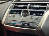 【左右分離型フルオートエアコン】運転席と助手席でそれぞれお好みの温度設定が可能で全席にも適切な空調をお届け致します!