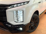 【LEDヘッドライト】悪天候や夜間走行時も良好な視界を確保し安心して運転できる高輝度LEDヘッドライトを装備!点灯速度が早く、消費電力も抑えられています。