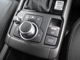 マツダコネクトを操作するコマンダーコントロールです。運転中に自然と手の触れる位置に配置されています。