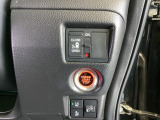 左側電動スライドドアは運転席からでも操作ができるように、ハンドル付近に開閉の操作スイッチが付いています。