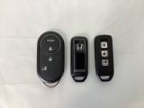 スマートキー付きですからドアロックの開閉およびエンジンスタートが楽々です。電動スライドドアの開け閉めもボタンで操作できます。加えて、純正リモコンエンジンスターター用の操作キーもついています。