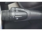 ヘッドライトスイッチは左側のウインカーレバーに装備されます。