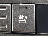 【シートベンチレーション】夏場の暑い日でも、シートの座面や背もたれの部分から風が送られてくるので、蒸れを防ぎます!また換気などの効果もあり、室内環境を整えてくれます。