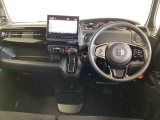 車内は光触媒抗菌消臭施工済です。スタイリッシュなデザインでスポーティなインパネ周りを演出します。グローブボックスやカップホルダーのほかにトレーなどたくさんの収納スペースが付いています。