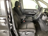 女性でも運転がしやすいように、シートの高さ調整機能(シートリフター)がついています。広い足元にゆったり座れるシートには肘掛も装備しており長距離の運転でも疲れにくいシートです。