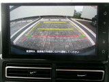 【バックモニター】バックカメラが装着されています。車庫入れが苦手な方もこれがあれば安心ですね