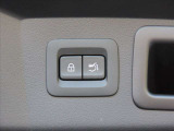 リヤゲートは、電動式開閉タイプです。運転席からも開閉が可能です。荷物が多い時や雨天時など、便利に使える機能です。トランクスペースは、フラットで使い易く使用感も薄く綺麗で清潔です★☆★☆