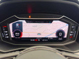 バーチャルコックピットに地図画面拡大で表示した画像です。周りの状況を広く把握出来ることに加えナビゲーション利用中の視線移動を少なくして安全運転に寄与します。