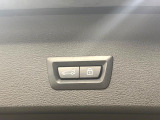電動リアゲート:ワンタッチでリアゲートの開閉ができ、荷物などで両手が塞がっている状態でも簡単に開閉ができる便利機能です。