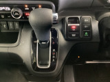 CVT車のセレクトレバーです。低速から高速まで、変速ショックのないスムーズな走りと、エンジン効率のよい領域を維持して燃費にも貢献します。サイドブレーキはスイッチ操作の電子制御パーキングブレーキです。