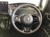 ハンドルにHondaセンシング系のクルーズコントロールやレーンキープアシストなどのスイッチと、オーディオの操作スイッチが装備されています。ハンドルから手を離さず安全に操作できます。