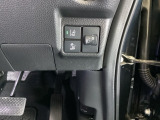 ハンドルの右側にはヘットライトレベライザーとHondaセンシング用のメインスイッチがついています。ヘッドライトレベライザーは道路状況や積荷の加重に応じてライトの高さを調節できます。