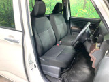 運転席シート廻りは使用感も少なく、良好な状態となっています。前オーナー様が丁寧に使っていたことがよくわかりますね。