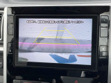 【バックカメラ】駐車時に後方がリアルタイム映像で確認できます。大型商業施設や立体駐車場での駐車時や、夜間のバック時に大活躍!運転スキルに関わらず、今や必須となった装備のひとつです!