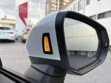 斜め後方から接近する車両を感知しドライバーに注意喚起するサイドアシスト装備。