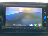 ギヤをR(バック)に入れるとナビの画面に後ろの映像が映るリアカメラ付です。後退時、コンディションが悪い視界でもカラーバックモニターがドライバーをサポートします。