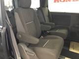 ホンダ車の低床ボディは、チャイルドシートへのお子さまの乗降や荷物の積載もスムーズ。ウォークスルーになっているので3列目シートへの移動も簡単に可能です。