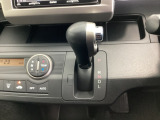 CVT車のセレクトレバーです。低速から高速まで、変速ショックのないスムーズな走りを実現するとともに、エンジン効率のよい領域を維持することで燃費にも貢献します。