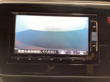 ギヤをR(バック)に入れるとナビの画面に後ろの映像が映るリアカメラ付です。後退時、コンディションが悪い視界でもカラーバックモニターがドライバーをサポートします。