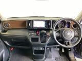 車内は光触媒抗菌消臭施工済です。スタイリッシュなデザインで暖かみのあるインパネ周りを演出します。グローブボックスやカップホルダーのほかにトレーなどたくさんの収納スペースが装備されています。