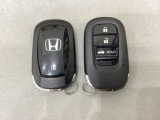 スマートキーを装備しています。鍵を差し込むことなくドアロックの開け閉めと、スタートボタン操作でのエンジンスタートができます。ボタン操作でトランクが開けられるトランクオープナーもついています。